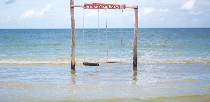 columpio en el agua en playa cancun