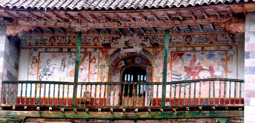 fachada con pinturas en la capilla andahuaylillas