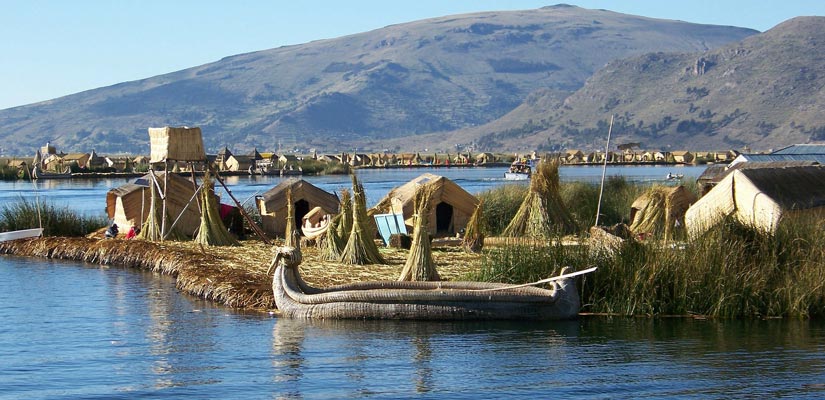 barca totora para visitar lago titicaca
