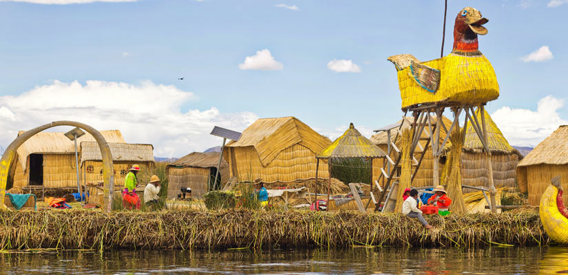 people and house of uros islands