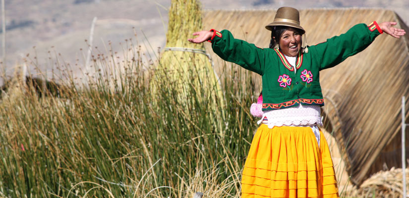 chica con vestido tipico lago titicaca