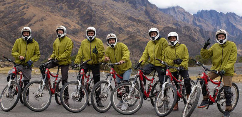 cycling group prepared to do the inca jungle trek