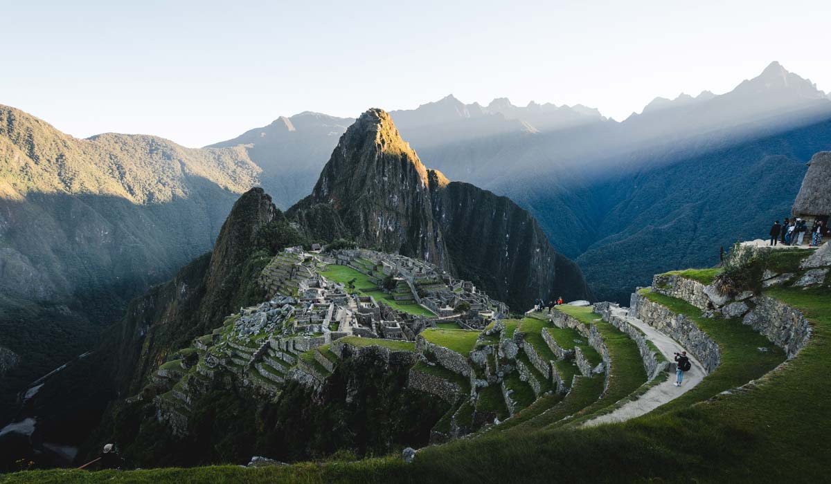 primeros rayos de sol sobre Machu Picchu