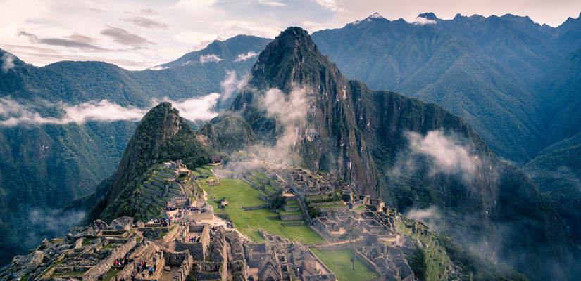 Ruinas de Machu Picchu desde lejos