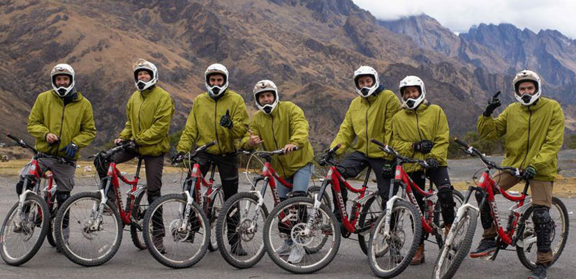 grupo de ciclistas preparados haciendo el inca jungle