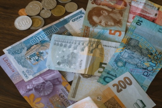 billetes y monedas de varios países