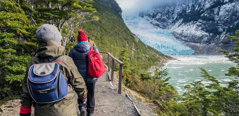 personas caminando con vistas al glaciar balmaceda y serrano