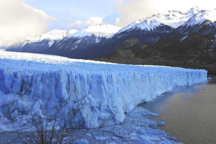 glaciar perito moreno con montanas nevadas de fondo
