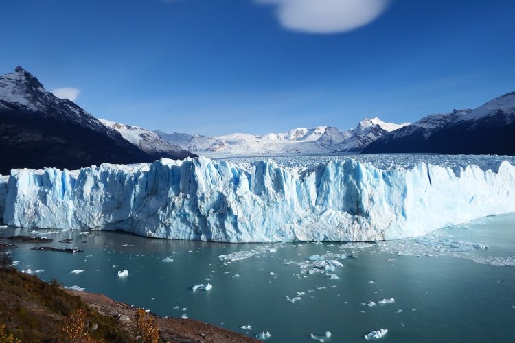 Place to visit in the Patagonia in Chile: Wall of blue ice of Perito Moreno glacier