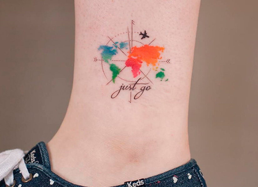 tatuaje en el pie con mapa del mundo en colores