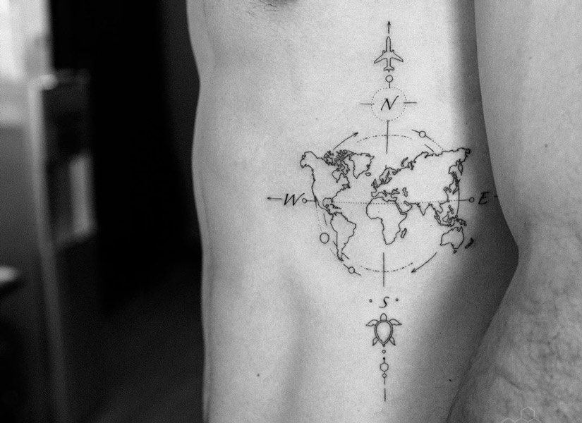 tatuaje del globo terraqueo en el abdomen de un chico en blanco y negro