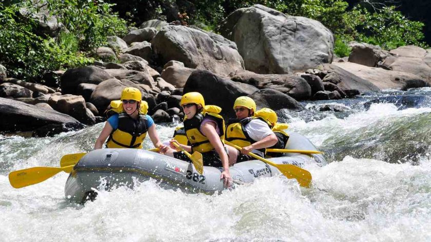 people doing rafting in the waters of San Gil