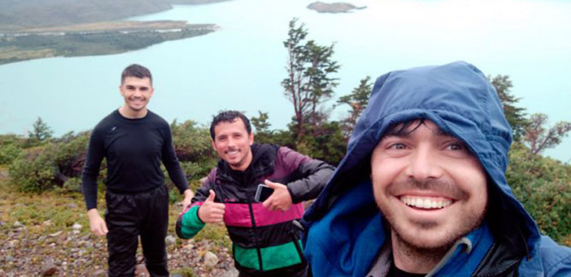 selfie de viajeros haciendo trekking en torres del paine