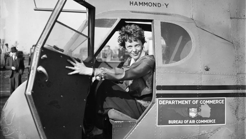 amelia earhart en un avion inspirada capitana marvel