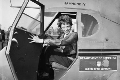 amelia earhart in a plane inspired in captain marvel