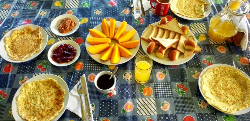 mesa con comida desayuno iquitos