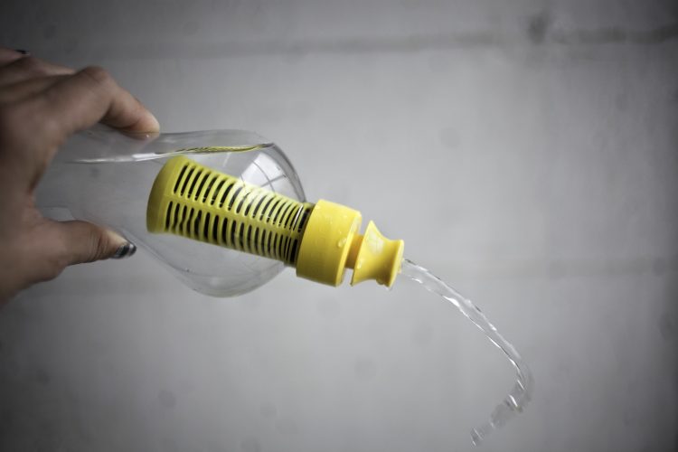botella con filtro de carbono