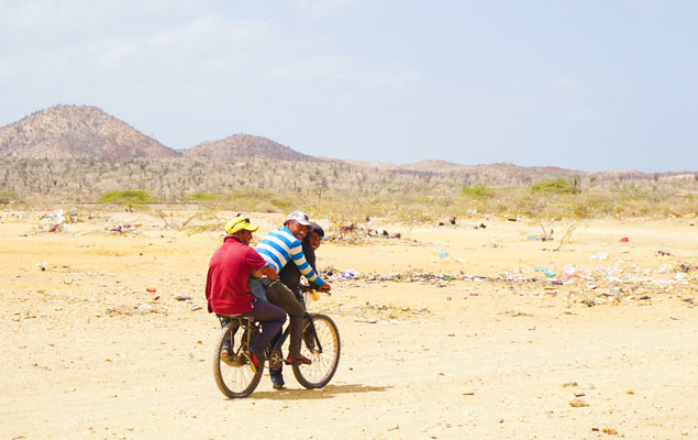en bicicleta por el desierto de guajira en colombia