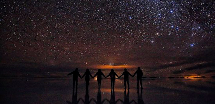 Efecto espejo en el Salar de Uyuni por la noche