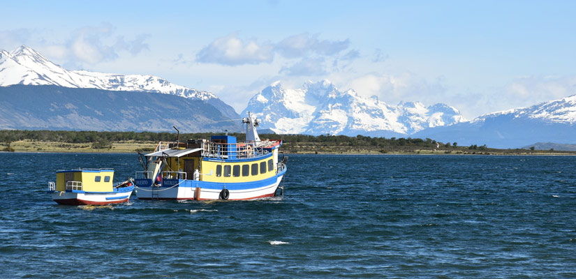 barco en lago montanas nevadas
