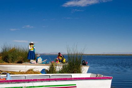 mujeres peruanas en el lago titicaca