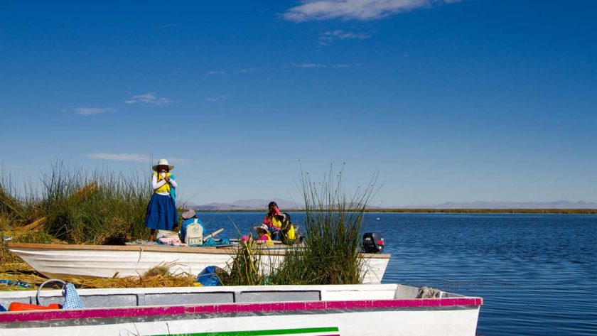 mujeres peruanas en el lago titicaca