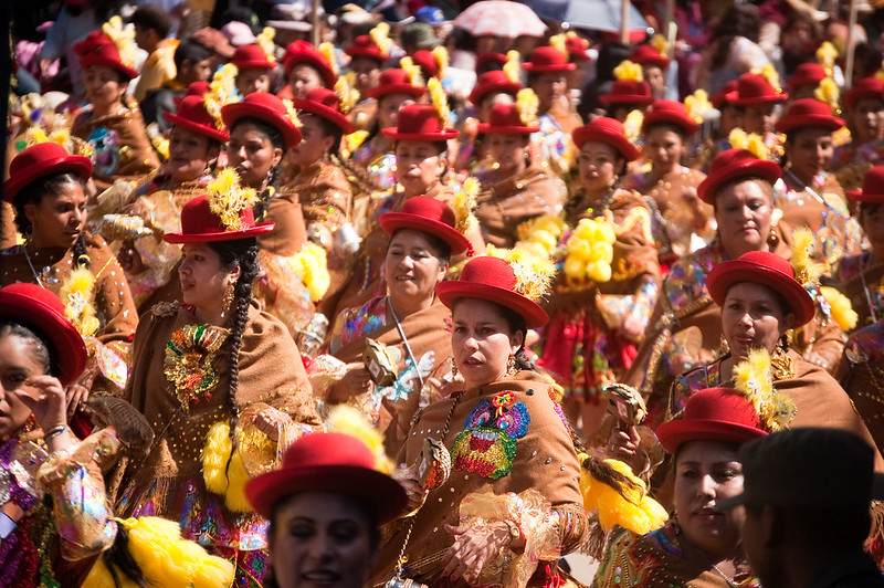 mujeres en el desfile del carnaval de Oruro, Bolivia