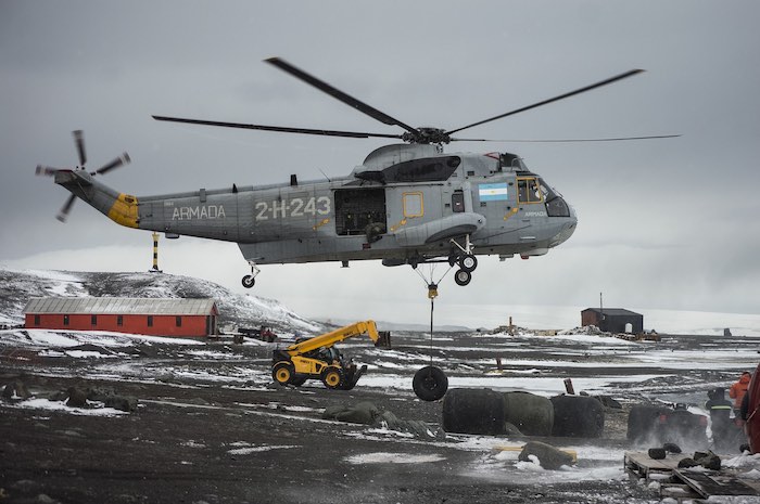 Helicóptero de aprovisionamiento en la Antártida Argentina