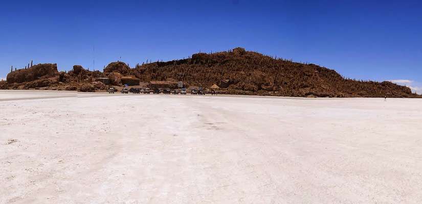 contrast uyuni salt flat with incahuasi island