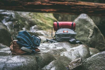 Dos mochilas de trekking sobre una superficie rocosa