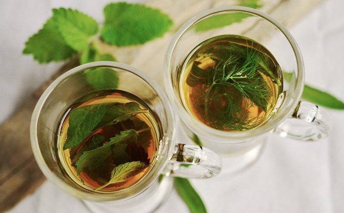 Dos tazas de remedio té de hierbas