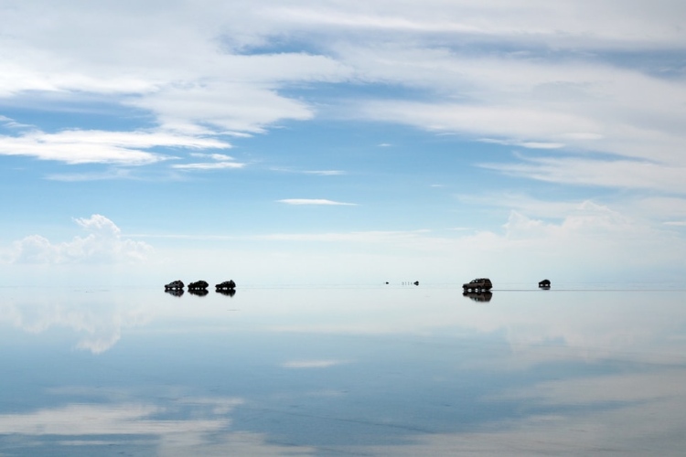 coches reflejados en el agua del Salar de Uyuni