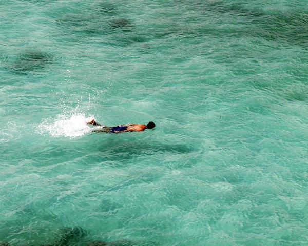 Hombre haciendo snorkel en las Islas Galápagos