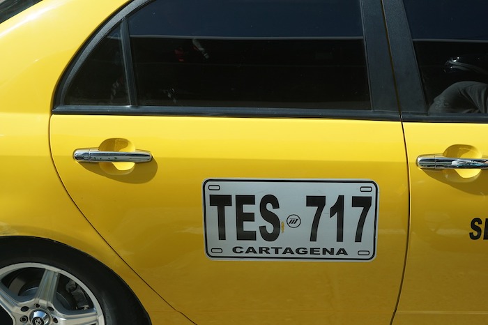 Detalle de la puerta de un taxi en Colombia