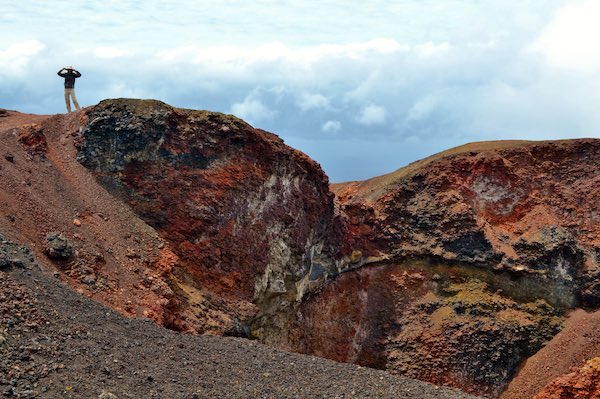 Hombre contemplando los volcanes en Islas Galápagos