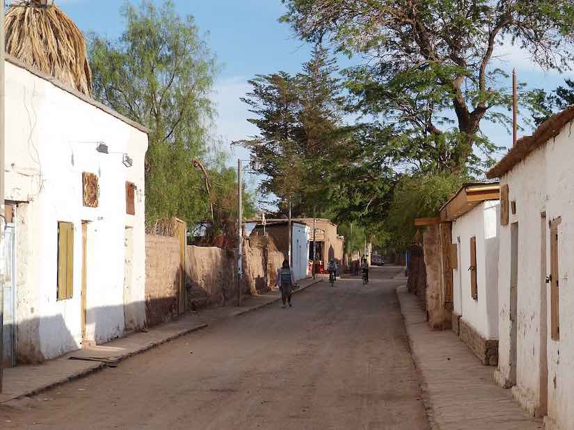 Calle de tierra en el pueblo de San Pedro de Atacama