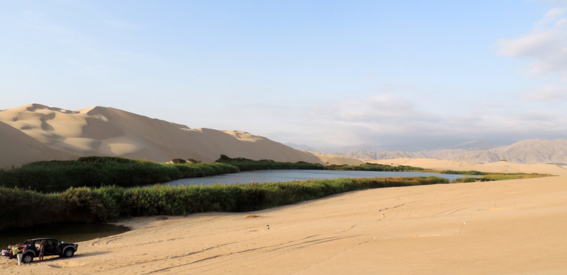 paisaje del desierto con laguna moron en Perú