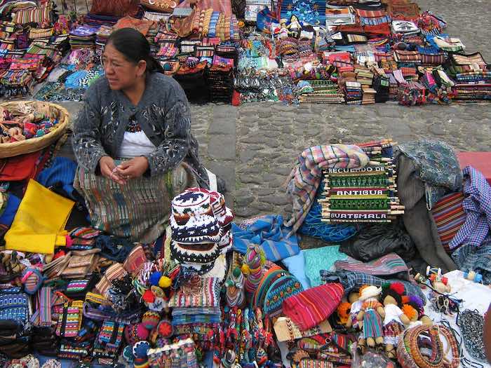 Mujer indígena en Guatemala vendiendo artesanía