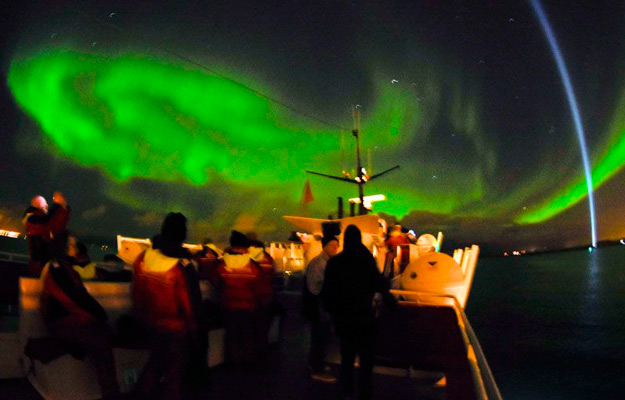 aurora boreal vista desde un barco