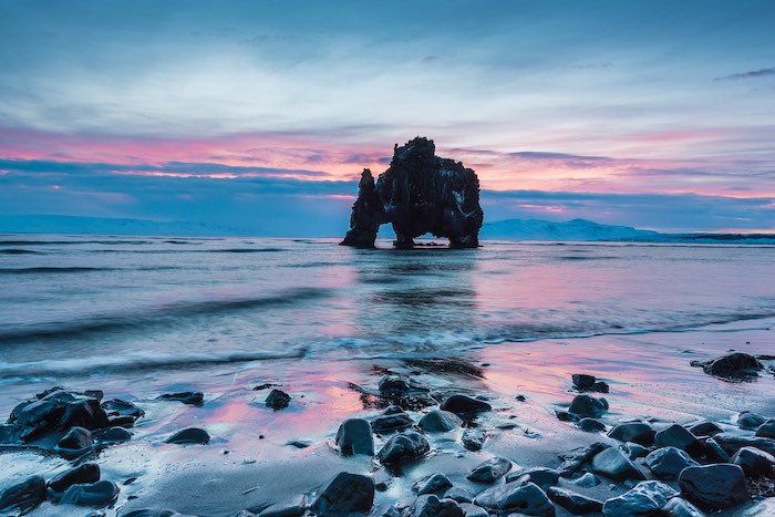 Paisaje al amanecer en Hvítserkur en Islandia