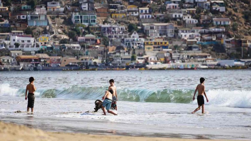 Niños jugando en una playa en Chile