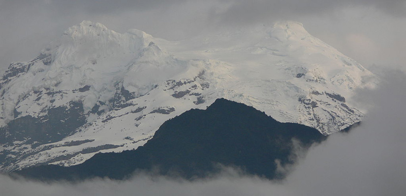 glaciares del volcan antisana cerca de quito, ecuador