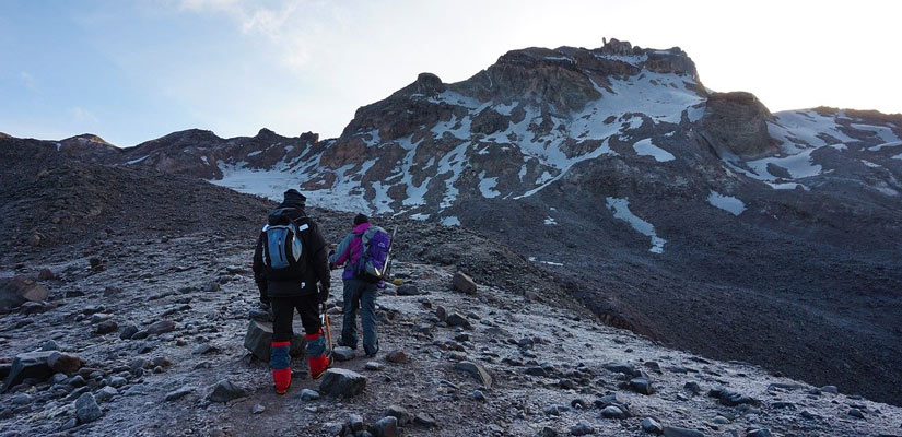 dos personas en el trekking al volcan carihuairazo en Ecuador
