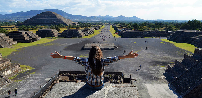 persona con vistas piramide teotihuacan mexico