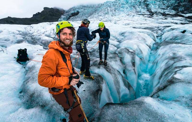 People climbing the Vatnajökull glacier