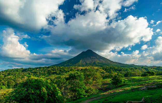 Vistas generales del volcán Arenal