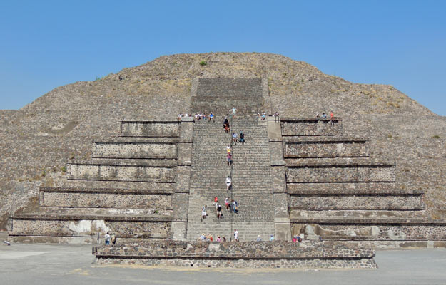 turistas subiendo una pirámide