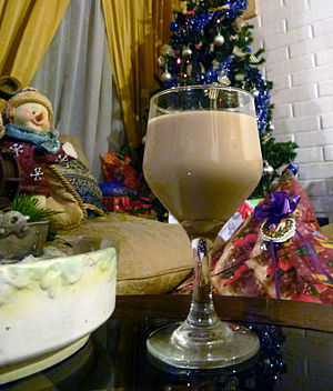 cola de mono, alcoholic beverage at christmas in chile
