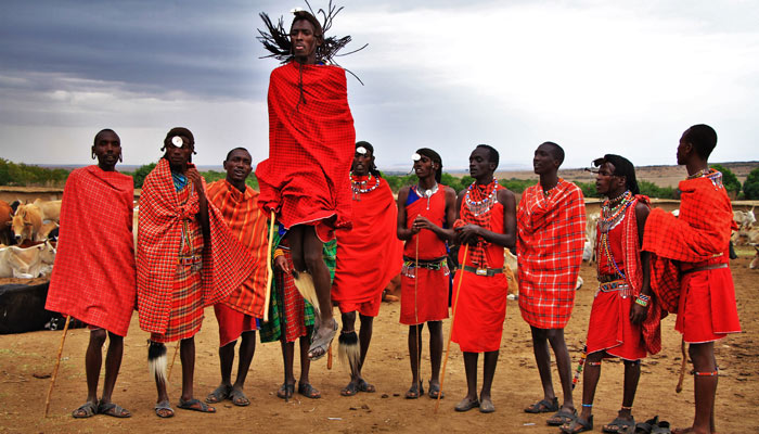 tribu masai bailando