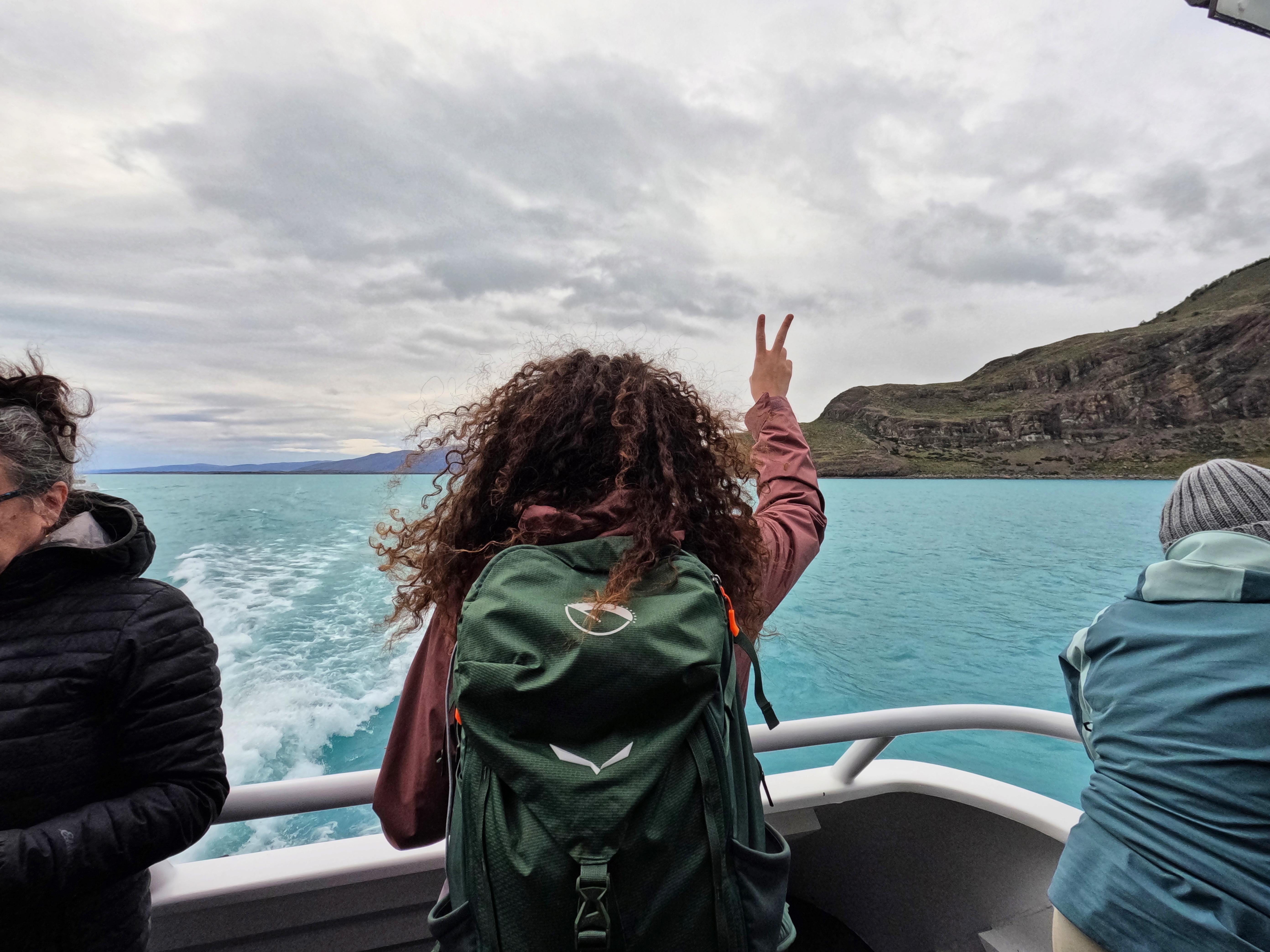 chica de espaldas en navegacion perito moreno